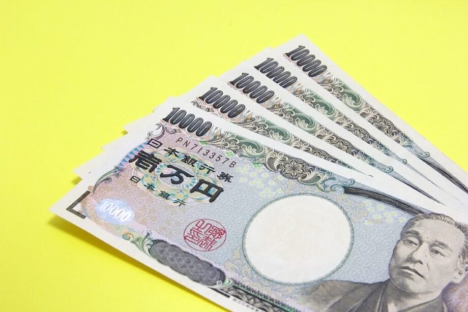 黄色の背景と5万円