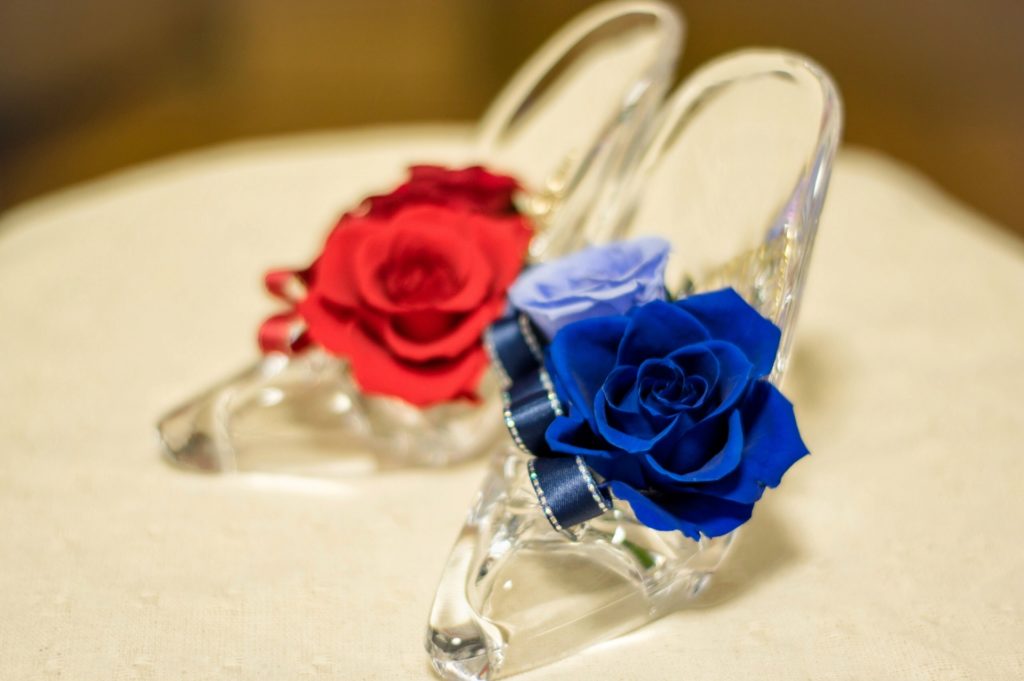 青と赤のバラとガラスの靴